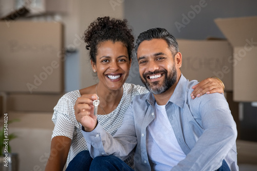Bild auf Leinwand Mixed race couple holding new house keys