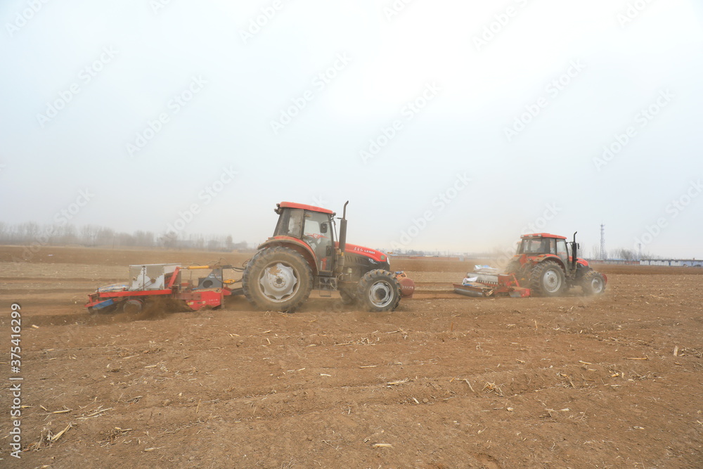 Obraz premium seeder sows in the field, North China
