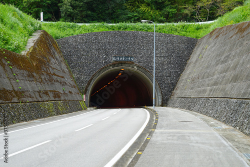山を突き抜けるトンネルの入り口
