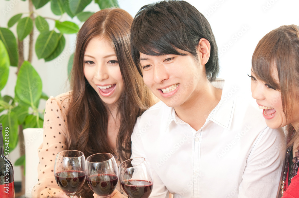 ワインで乾杯をする男女 ワインで乾杯をする男女