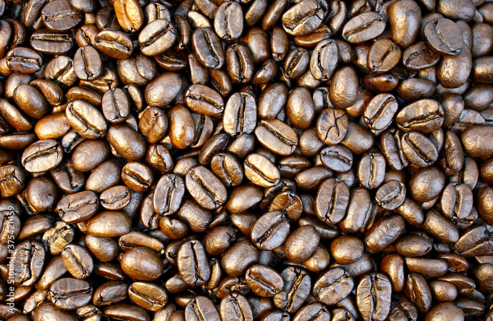 Naklejka premium Coffee beans that have been roasted with heat
