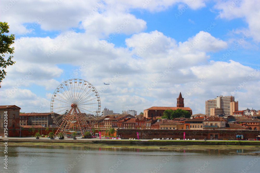 Vue sur la grande Roue à Toulouse