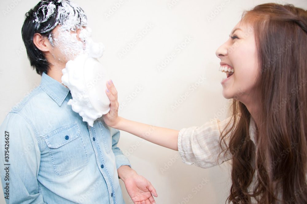 パイ投げをする男女 パイ投げをする男女