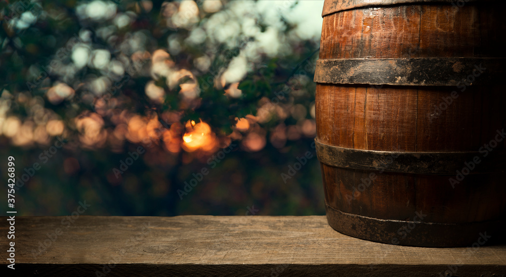 Naklejka premium Old wooden barrel on a brown background