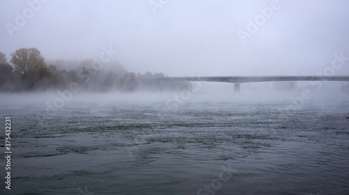 Salierbrücke über den Rhein bei Speyer im Nebel