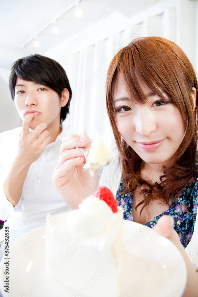 ケーキを食べるカップル ケーキを食べるカップル