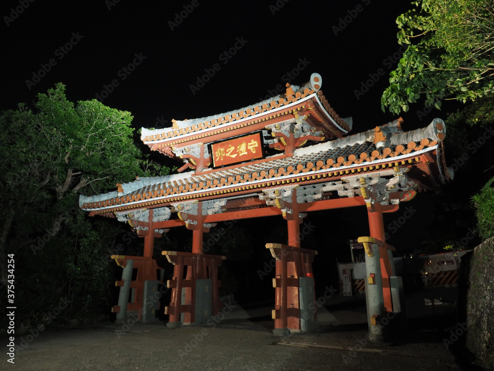 Fototapeta premium ライトアップされた沖縄の首里にある守礼門