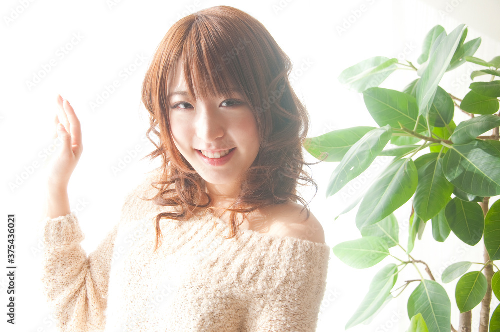 窓辺の女性 窓辺の女性