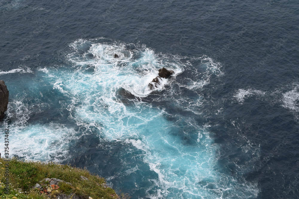 Fototapeta premium Olas del mar por encima de las rocas