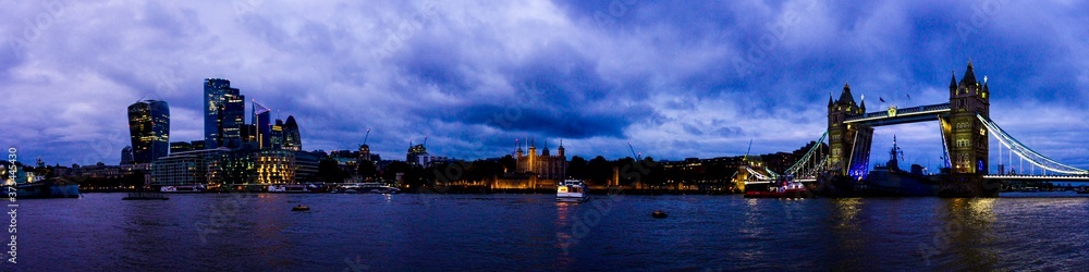Fototapeta premium london skyline at night