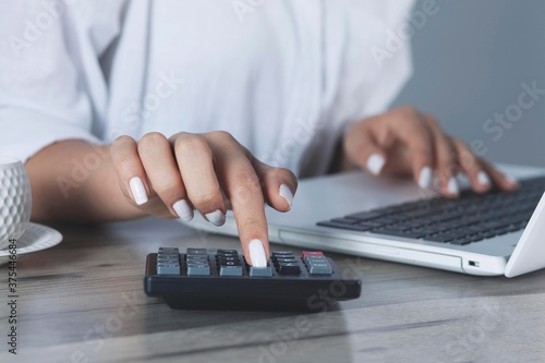  woman hand calculator