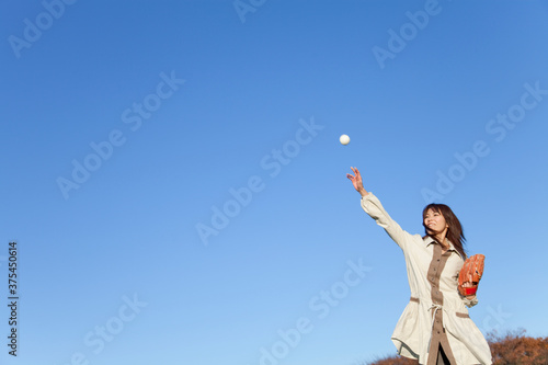 キャッチボールをする女性 © Paylessimages