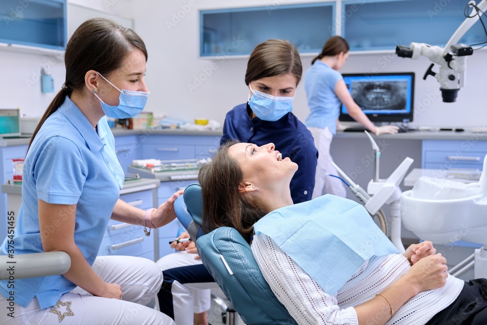 Obraz premium Dental examination and treatment, patient and doctor talking