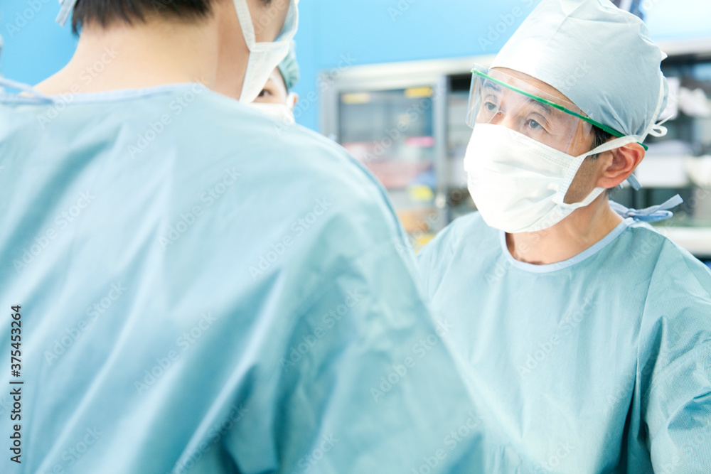 手術をする外科医 手術をする外科医