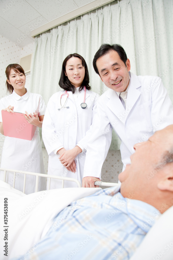 Obraz premium 回診する医師