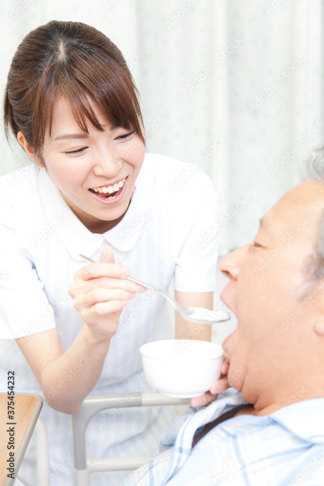 食事補助をする看護師