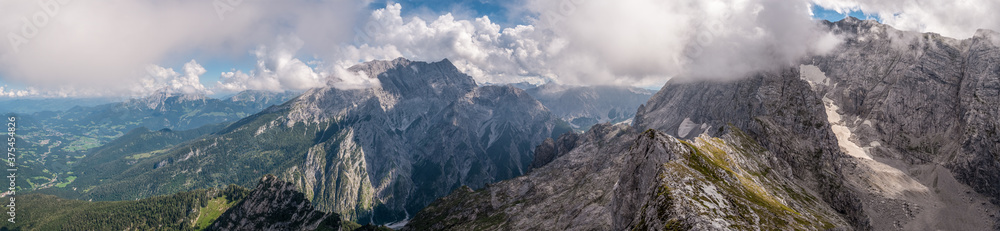 Panorama in den Berchtesgadener Alpen vom Watzmann bis zum Hochkalter mit Resten des Blaueisgletschers  bei stärkerer Bewölkung 
