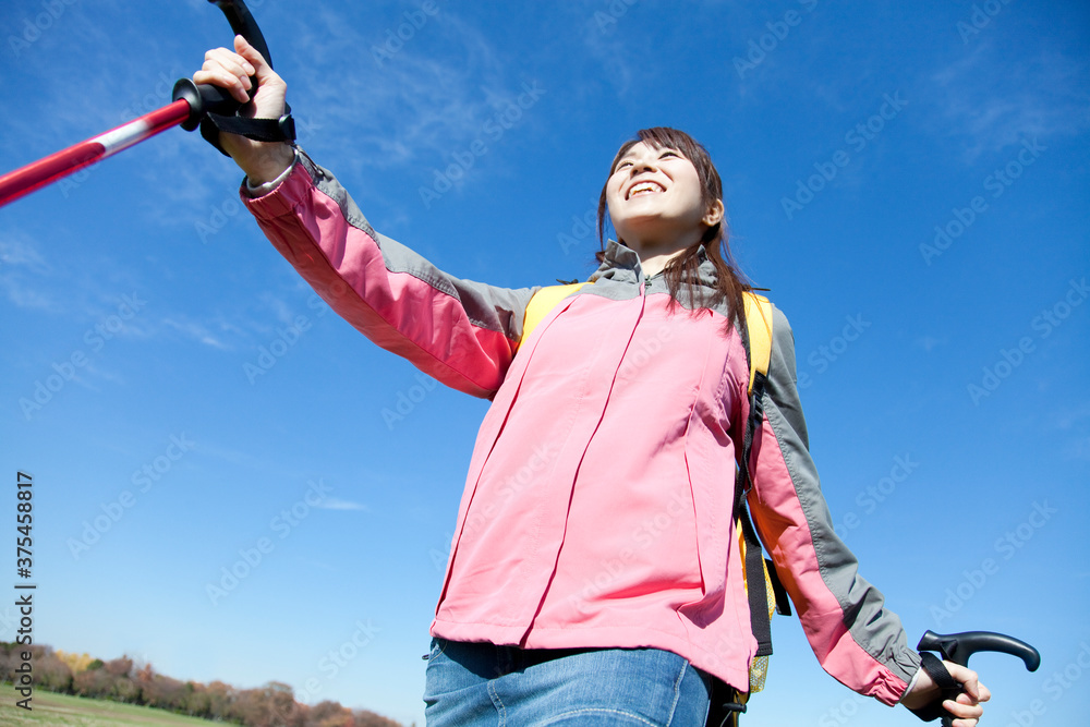 登山する女性 登山する女性
