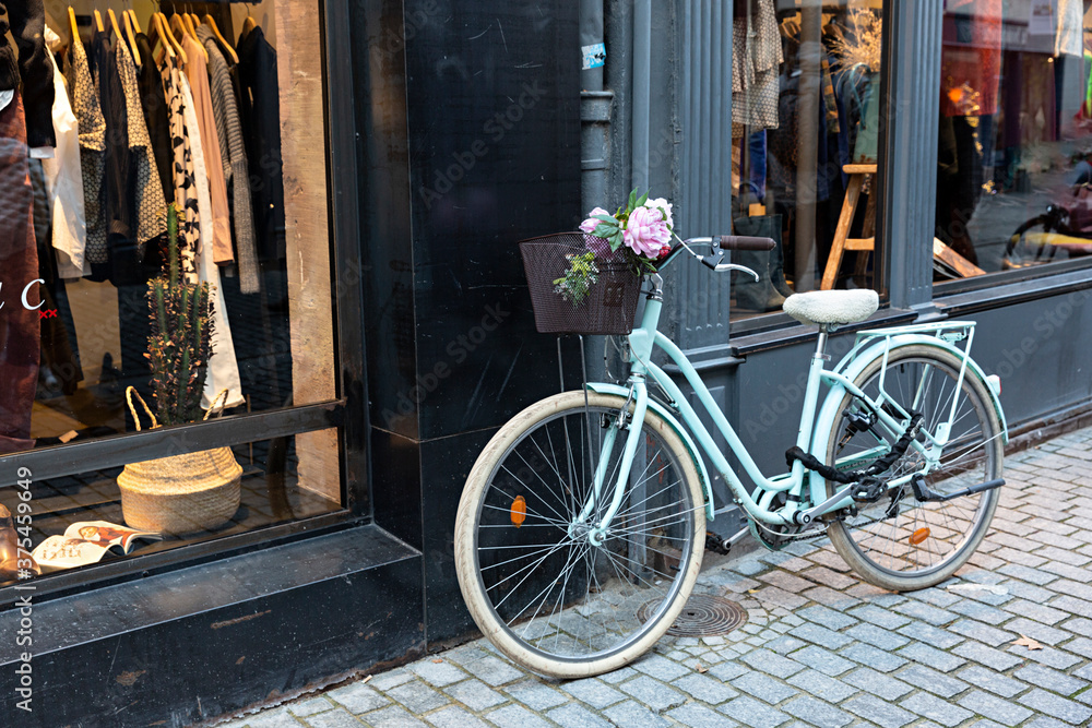 Bicicleta retro azul en la calle.