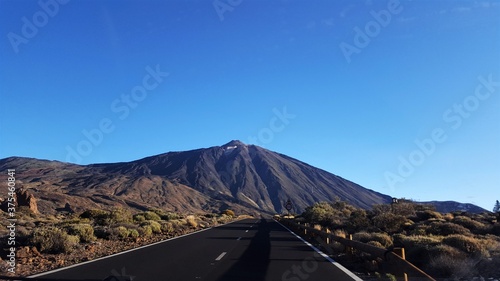 Road to the vulcano