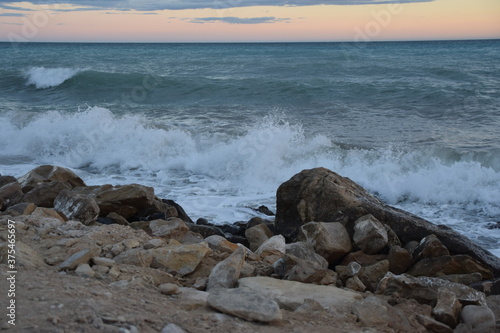 Atardecer con olas del mar mediterráneo con horizonte