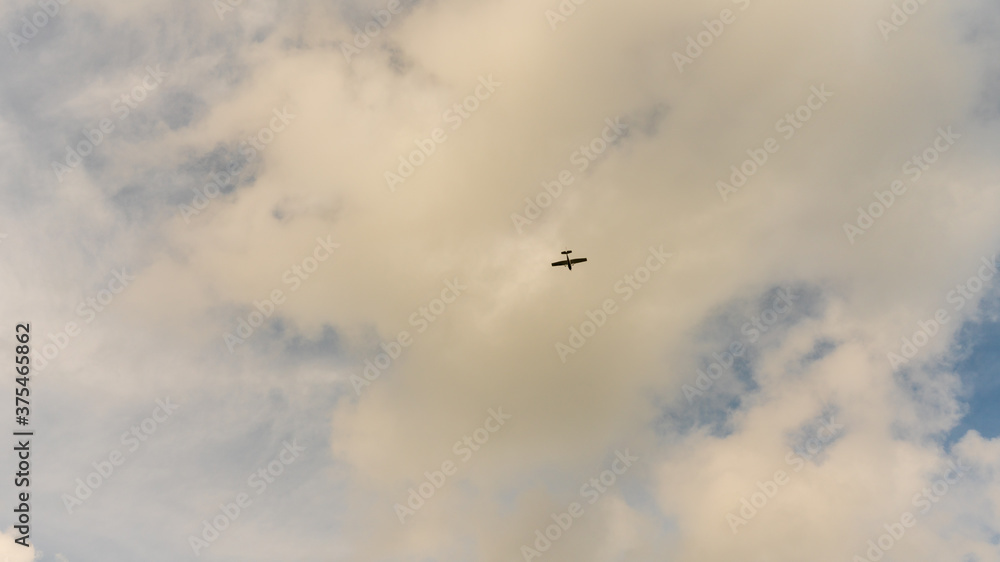 Kleines Flugzeug am Himmel