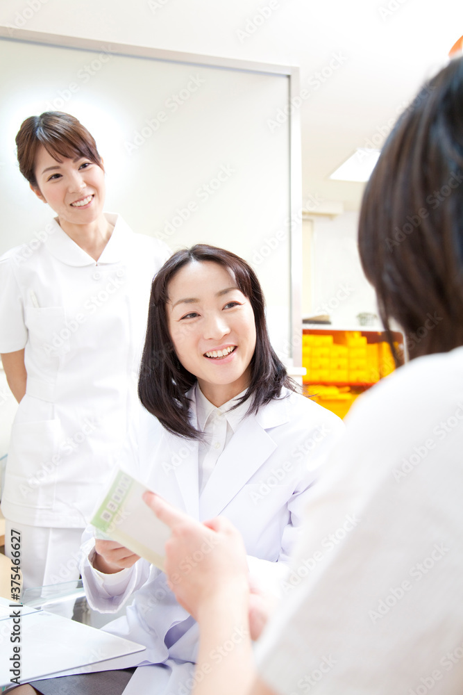 診察する産婦人科医 診察する産婦人科医