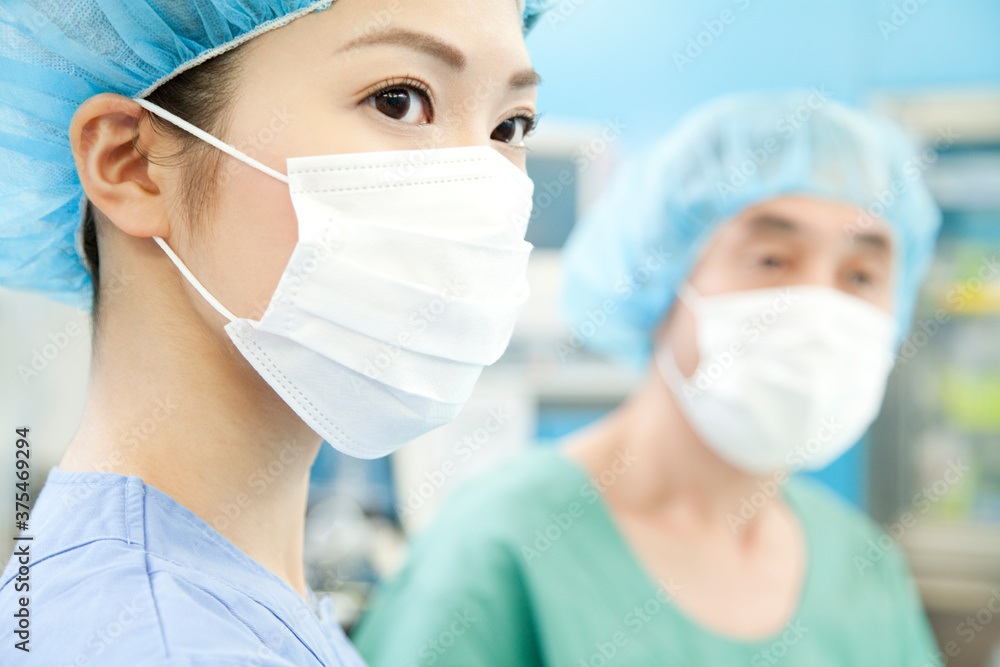 手術をする外科医 手術をする外科医