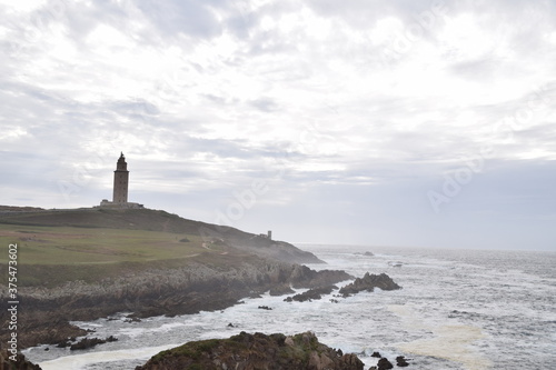 Torre de Hércules en Galicia con el mar y las nubes