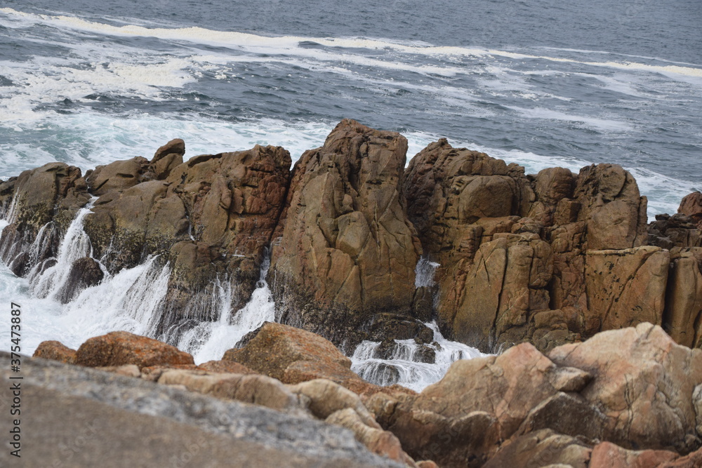 Olas de mar rompiendo con las rocas