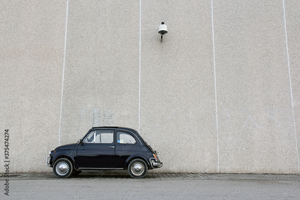 Φωτογραφία Vintage classic cult Fiat 500 parked on the street .