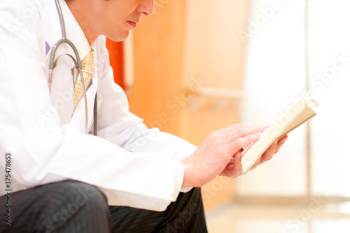 本を読む男性医師
