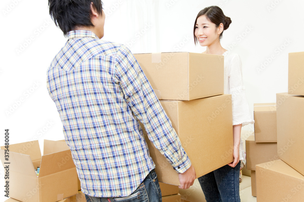 段ボールを運ぶ夫婦 段ボールを運ぶ夫婦