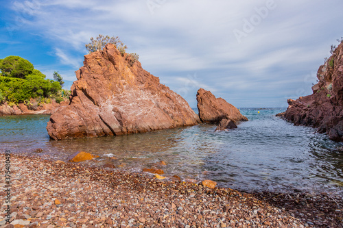 rocce rosse in riva al mare a l'Esterel in Francia