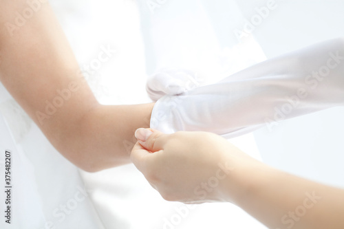 手袋をする花嫁