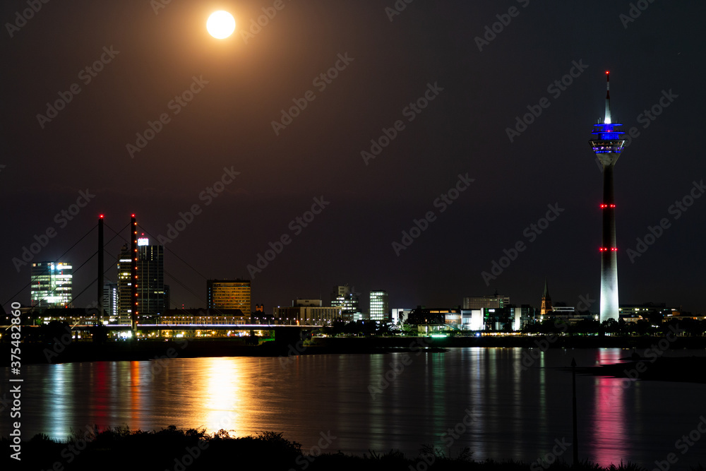 Düsseldorf und Rheinturm unter dem Vollmond