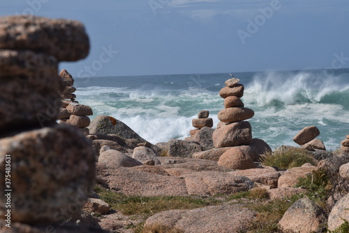 Cementerio de los ingleses en Galicia con rocas y piedras apiladas con el mar de fondo
