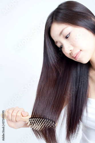 髪を梳かす女性