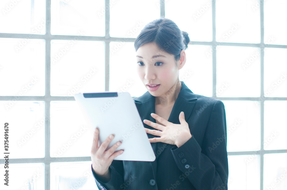 タブレットPCを見るOL タブレットPCを見るOL