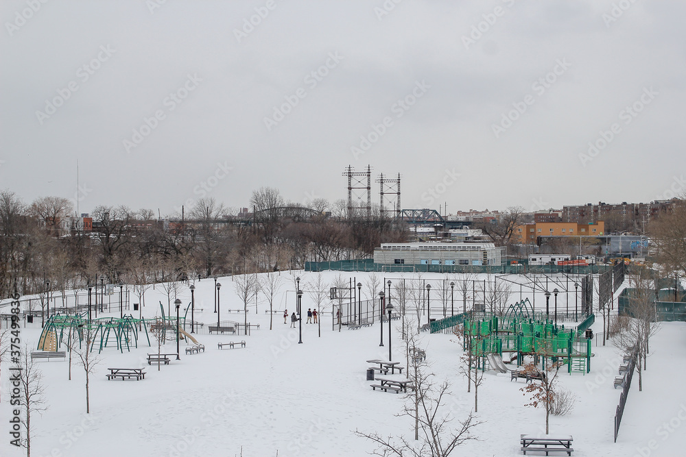 panoramica de parque de recreacion, cubierto de nieves, cielo nublado