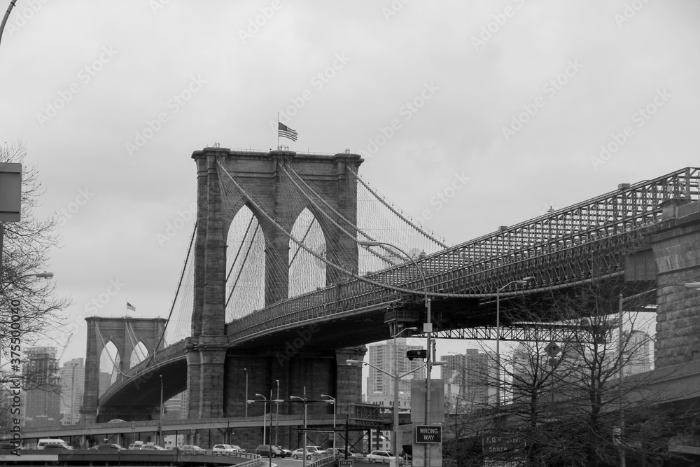 Naklejka premium puente de brooklyn, clima nublado, blanco y negro