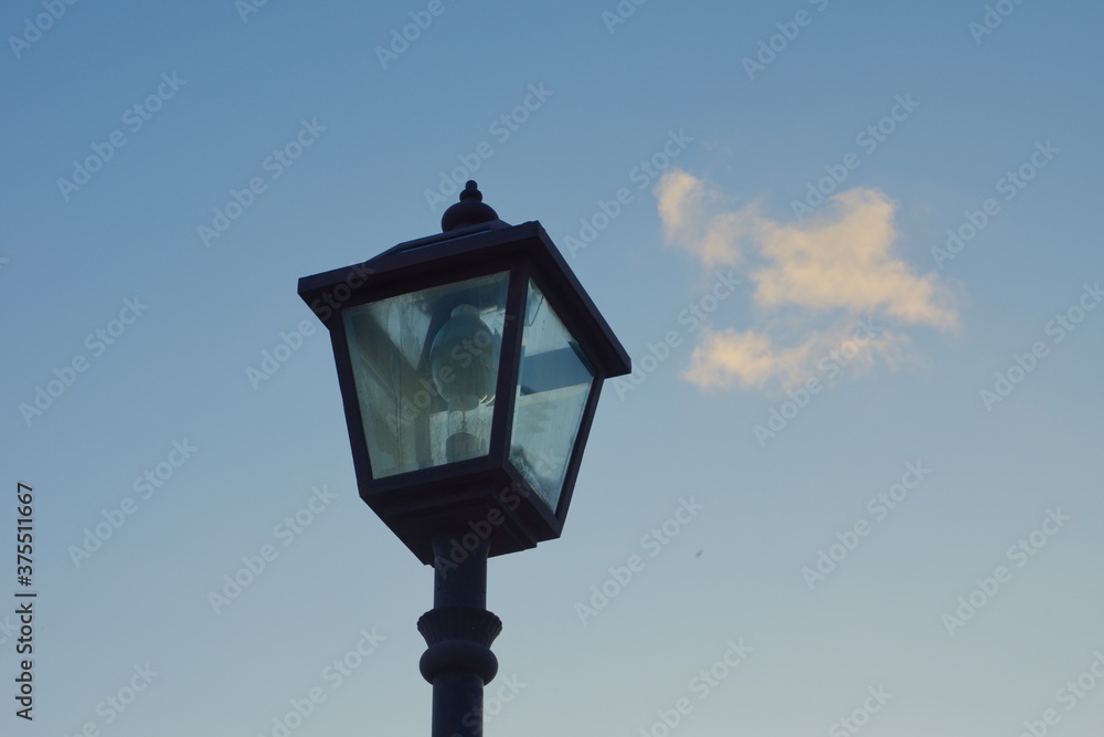 隅田川夕景　夕焼けの雲と点灯前の街灯
