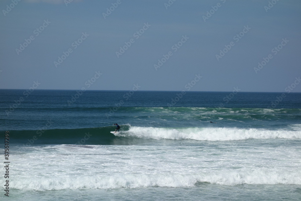 Surfer auf kleiner Welle im Meer. Surfing man on surfboard with white small wave. Amazing sport man.