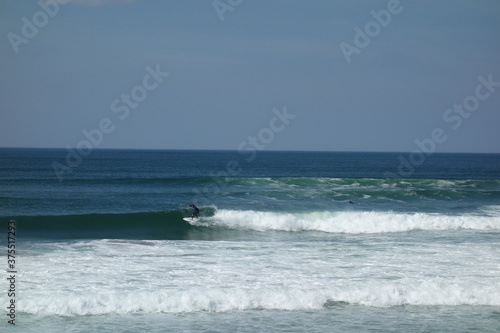 Surfer auf kleiner Welle im Meer. Surfing man on surfboard with white small wave. Amazing sport man.