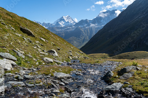 Bergwandern am grossen Sankt Bernhard Lacs de Tenetre photo