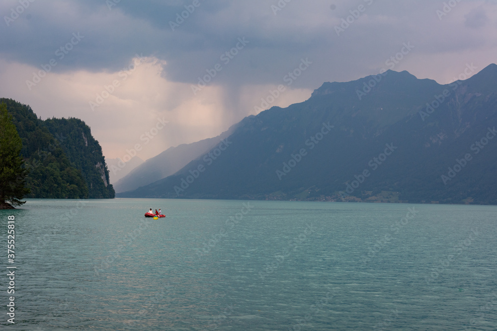 Canot pneumatique sur le lac de Brienz avant l'orage