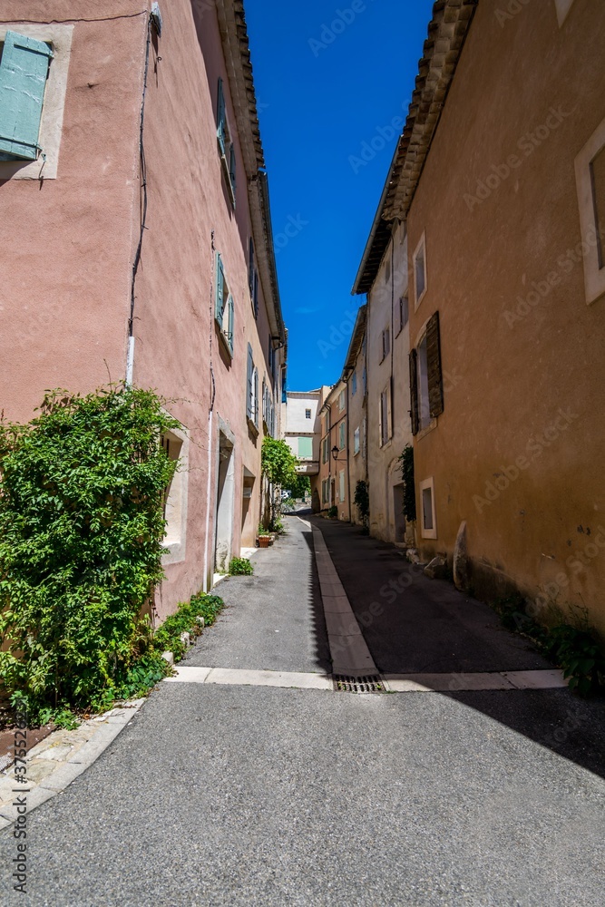Saint-Saturnin-lès-Apt, village médiéval perché du Luberon en Provence-Alpes-Côte-d'Azur.