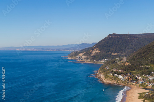 Fototapeta Naklejka Na Ścianę i Meble -  Mountain cliff coastline at Sydney south, view from Bald Hill Lookout.