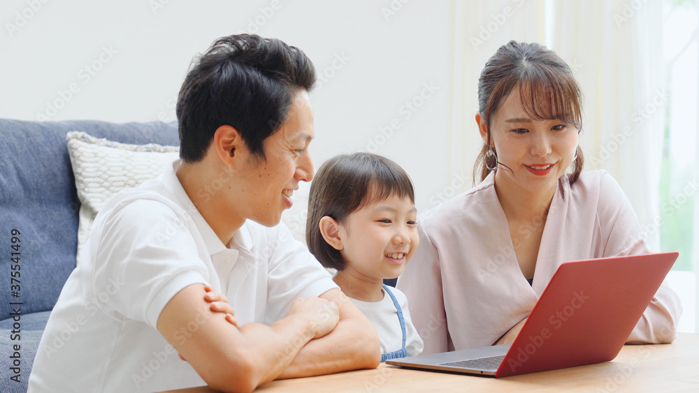 パソコンを見て会話する家族