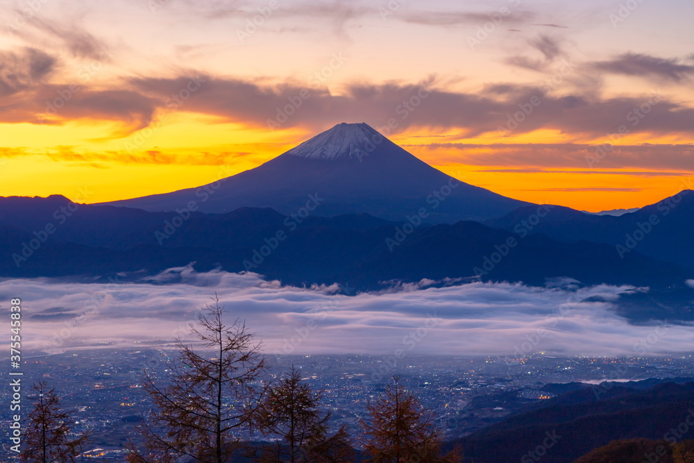 夜明けの富士山と甲府盆地　山梨県韮崎市甘利山にて